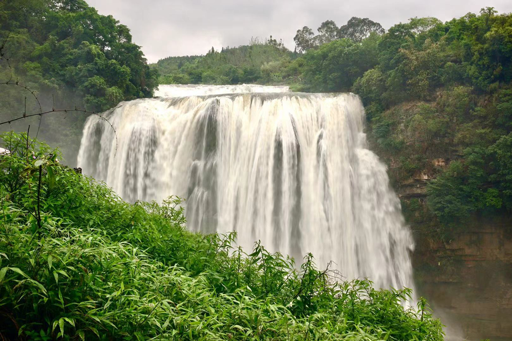 丰水期的黄果树瀑布令人震撼视频