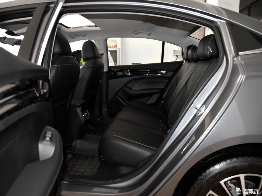 经济实惠空间大 小哥带你一起看荣威i5