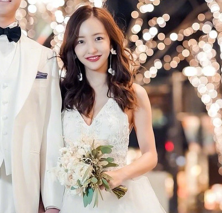 板野友美晒结婚典礼美照  纯白婚纱手举捧花幸福甜蜜