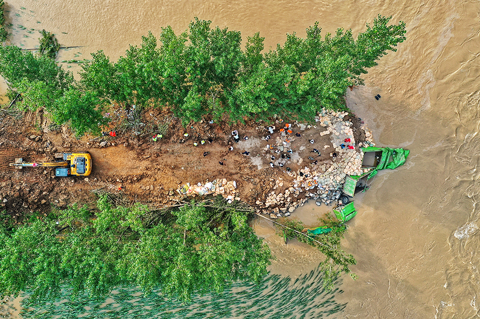 河南暴雨救援丨卫河鹤壁段决口已填入数辆卡车尚未能封堵
