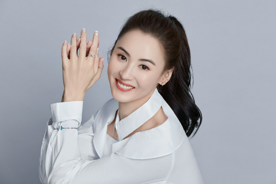 张柏芝一袭白衣满脸甜笑状态好 皮肤白皙似少女