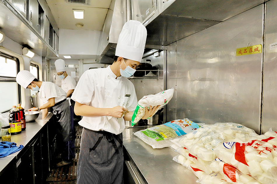 杭州客运段职工对食品进行安全检查