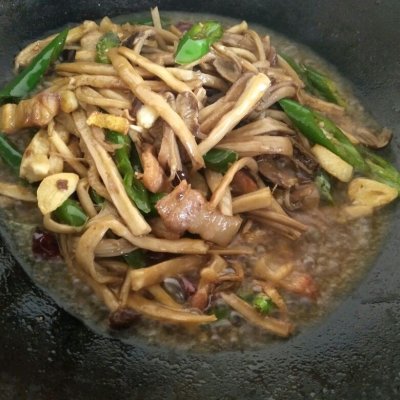 五花肉干煸茶树菇