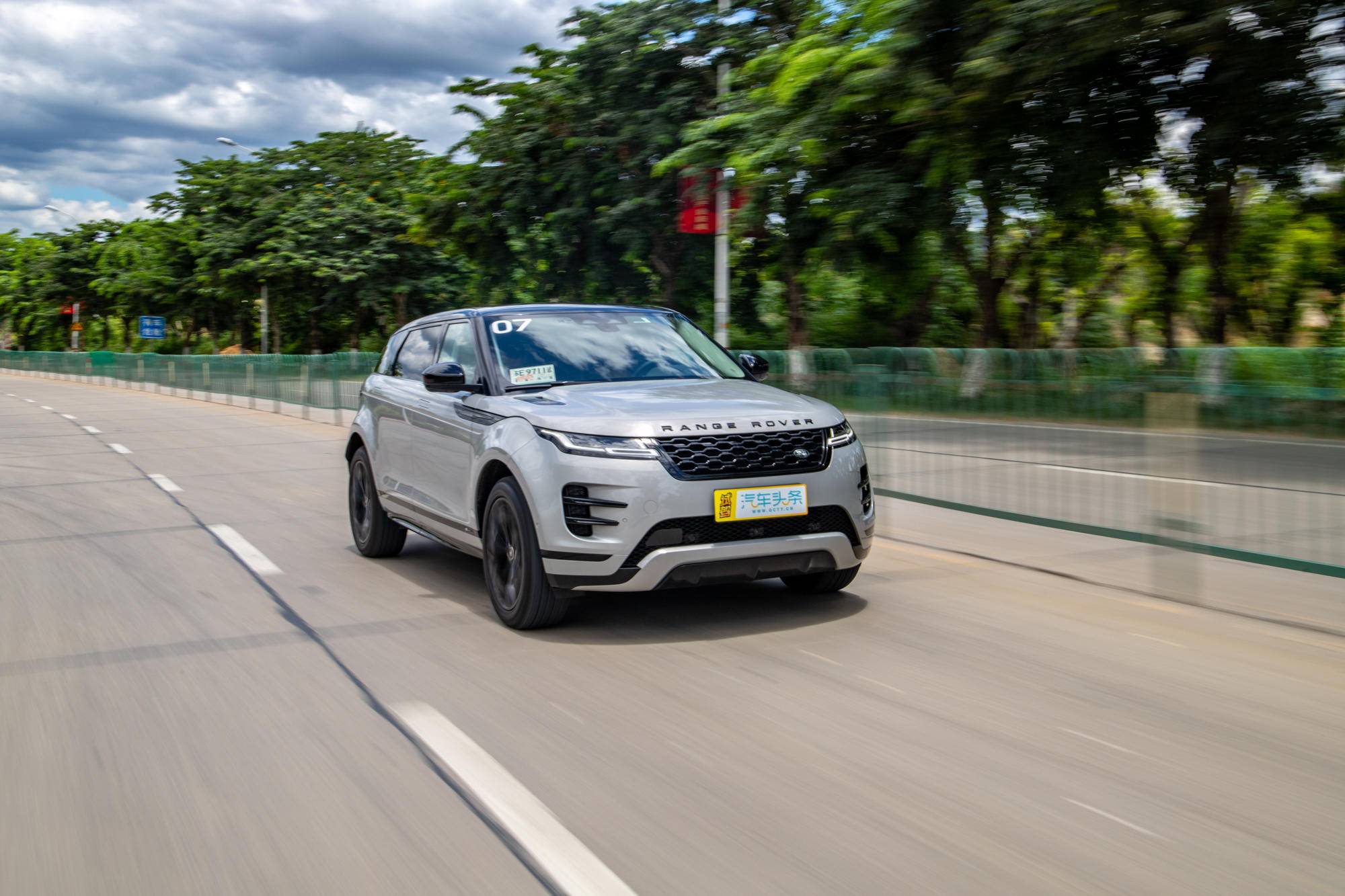 弥补空间最大短板 试驾路虎揽胜极光l-新浪汽车