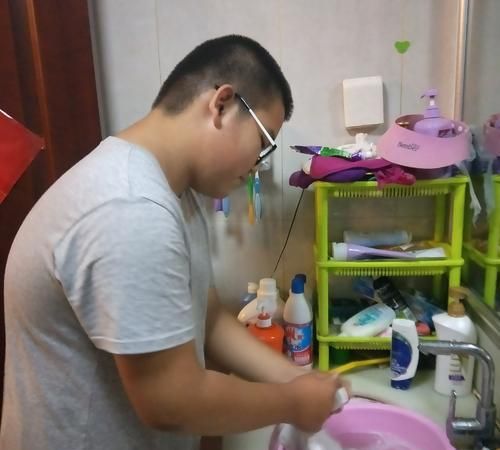 因丈夫不肯帮忙拿毛巾,女子产后不久就在病房里爬行,真让人寒心休闲区蓝鸢梦想 - Www.slyday.coM