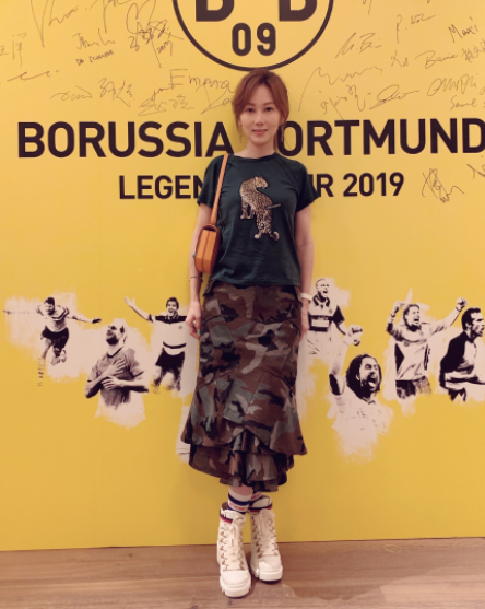 孙耀威和陈美诗洋气亮相活动大波浪卷发配红色连衣裙高级时髦