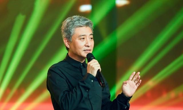 相声演员周炜因为捐款的事情引起热议,起因是因为德云社演员纷纷捐款