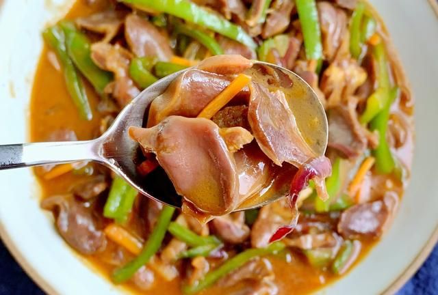 家常炒鸡胗,鲜嫩可口,做法不难,夏天吃太过瘾了|鸡胗|炒鸡胗|青椒