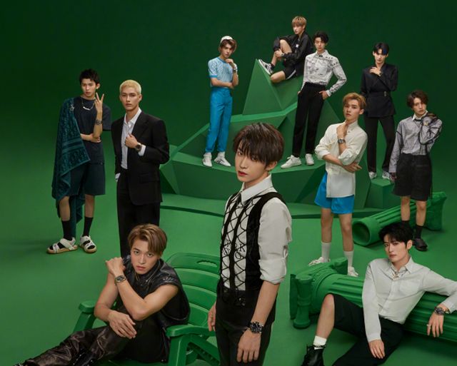 into1队长刘宇做出表率,穿中国加油t恤上班,明星爱国