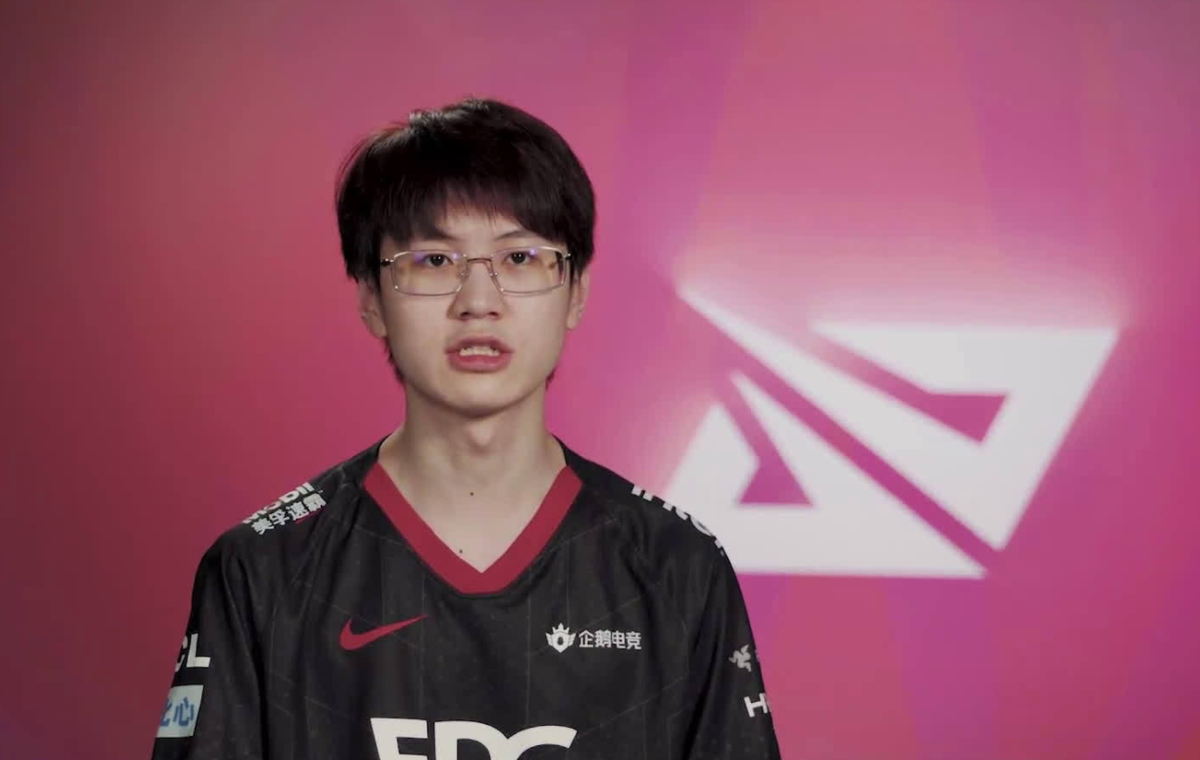 队友都想明凯走?edg换厂长下场uzi不满开团:田野狂送太离谱|厂长|下场