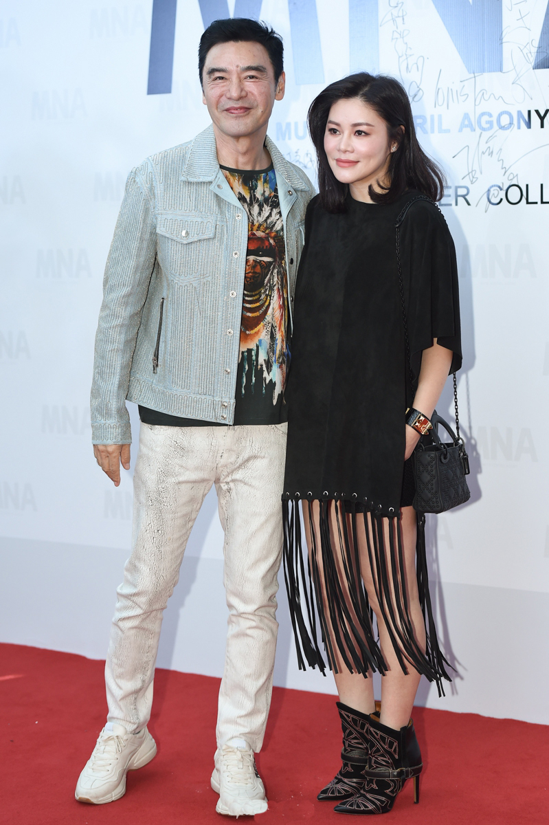 钟镇涛小娇妻范姜真洋气,一袭白色连衣裙优雅温柔,气质惊艳