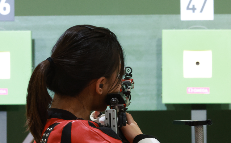 奥运首金众生相杨倩颁奖台比心教练振臂欢呼父母村民沸腾了