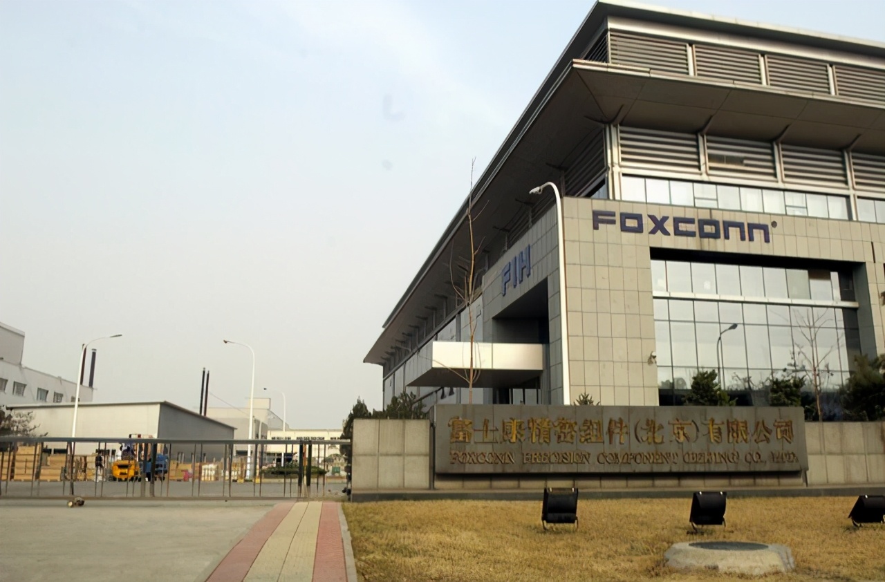 富士康地位被动摇,国产企业抢下郭台铭生意,成苹果"代加工厂"