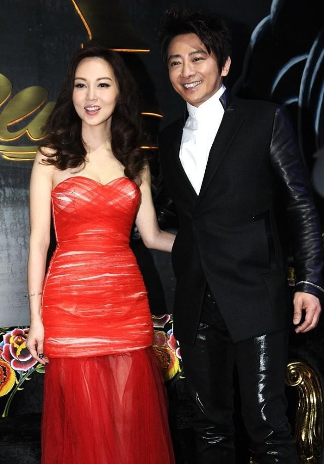 孙耀威和陈美诗洋气亮相活动大波浪卷发配红色连衣裙高级时髦