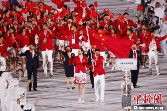 7月23日，第32届夏季奥林匹克运动会开幕式在日本东京新国立竞技场举行。图为中国体育代表团入场。 中新社记者 韩海丹 摄