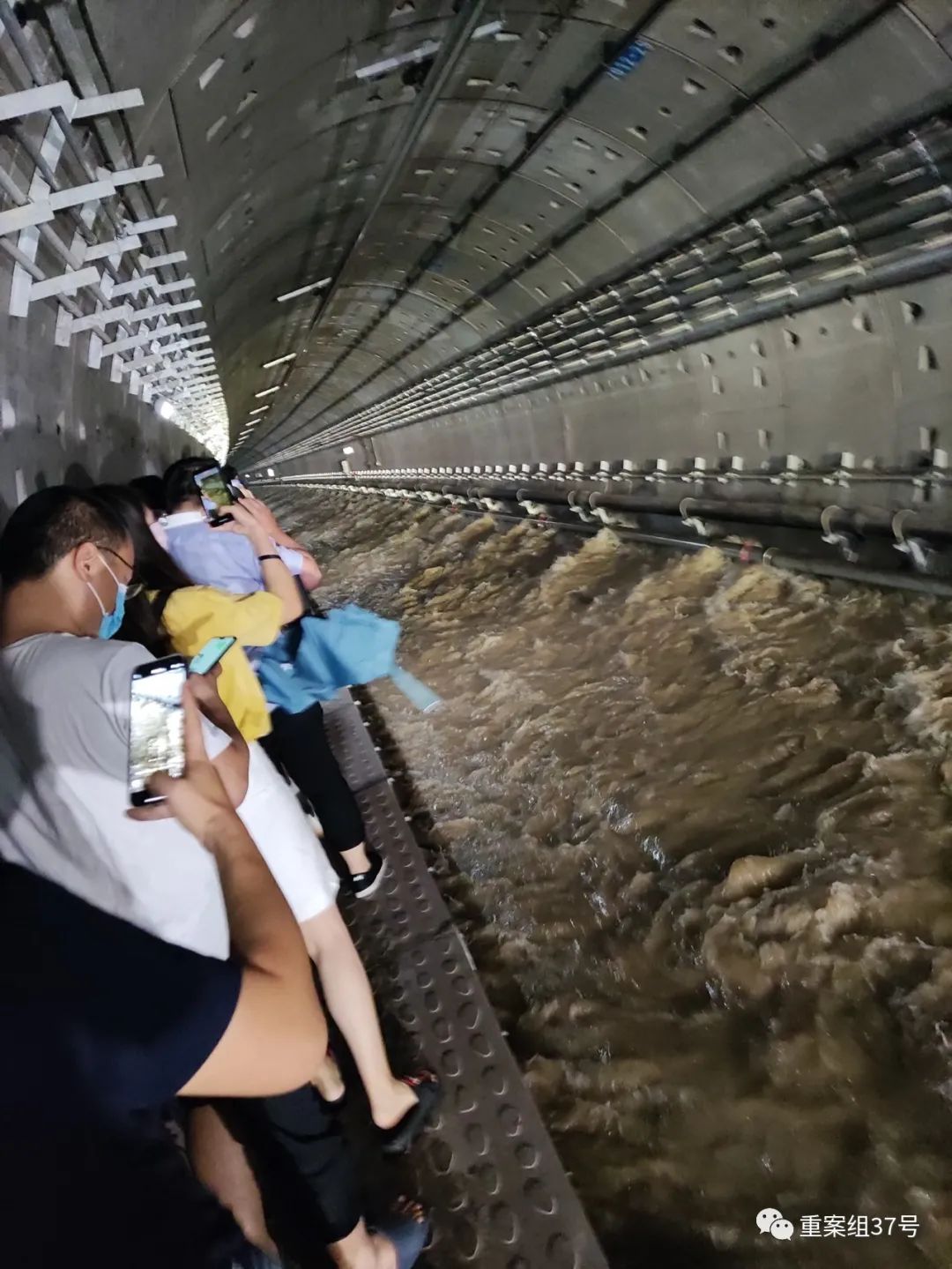 事发时,5号线地铁乘客在逃生时拍摄的隧道积水.受访者供图