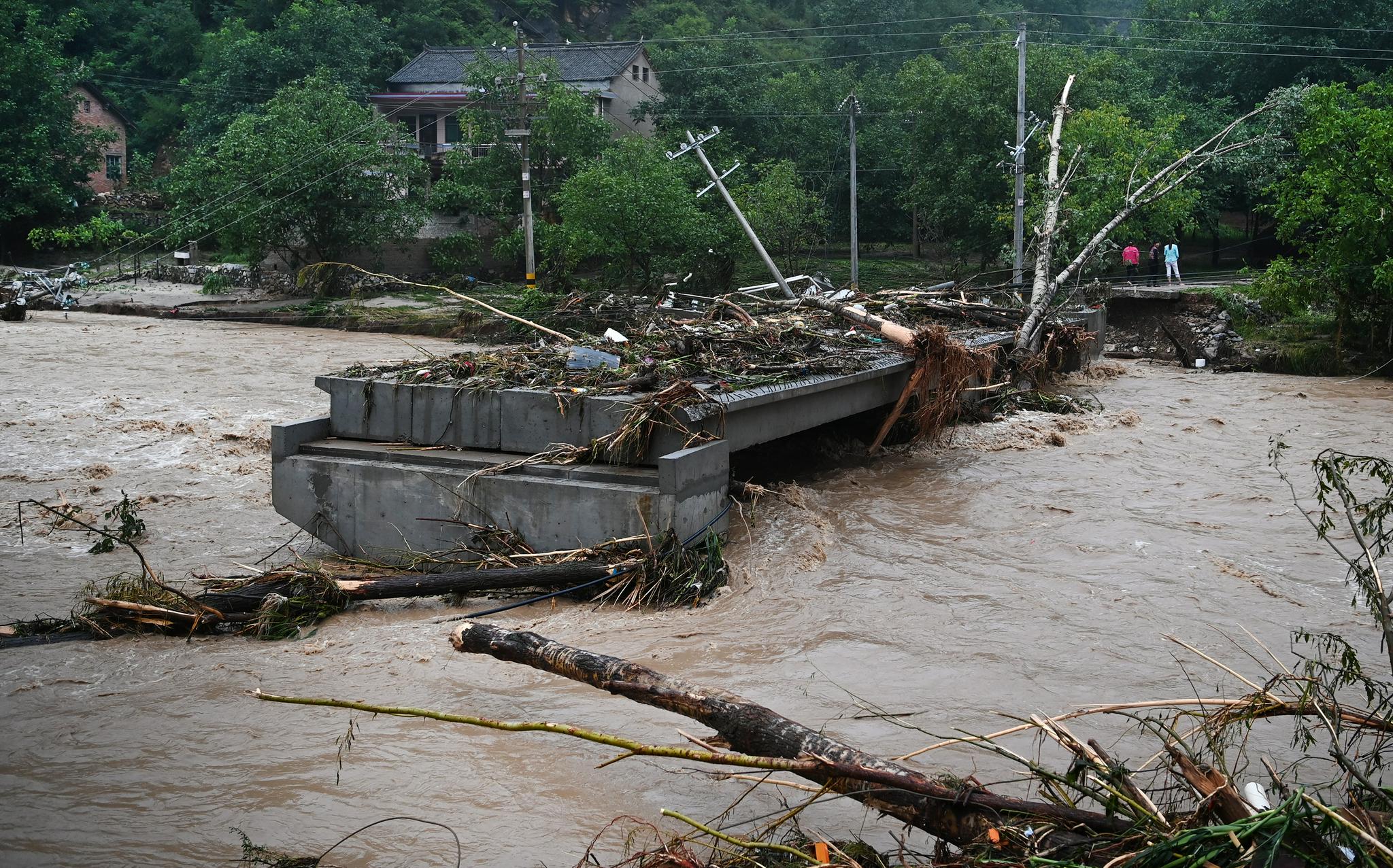 陕西洛南暴雨来临安置群众