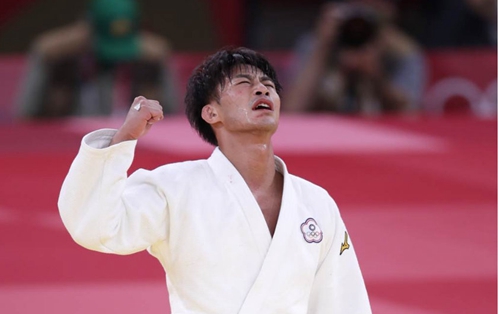 在比赛中,杨勇纬首先被判一次指导犯规,接下来高藤