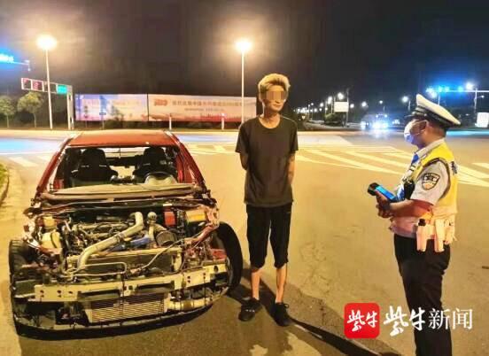 惊呆！男子开“车架子”上路，车门车玻璃全无，车辆线路完全暴露休闲区蓝鸢梦想 - Www.slyday.coM