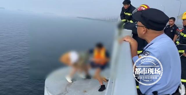 “我不想死得那么丢人”，轻生女孩不停道歉，被消防员一把救下休闲区蓝鸢梦想 - Www.slyday.coM