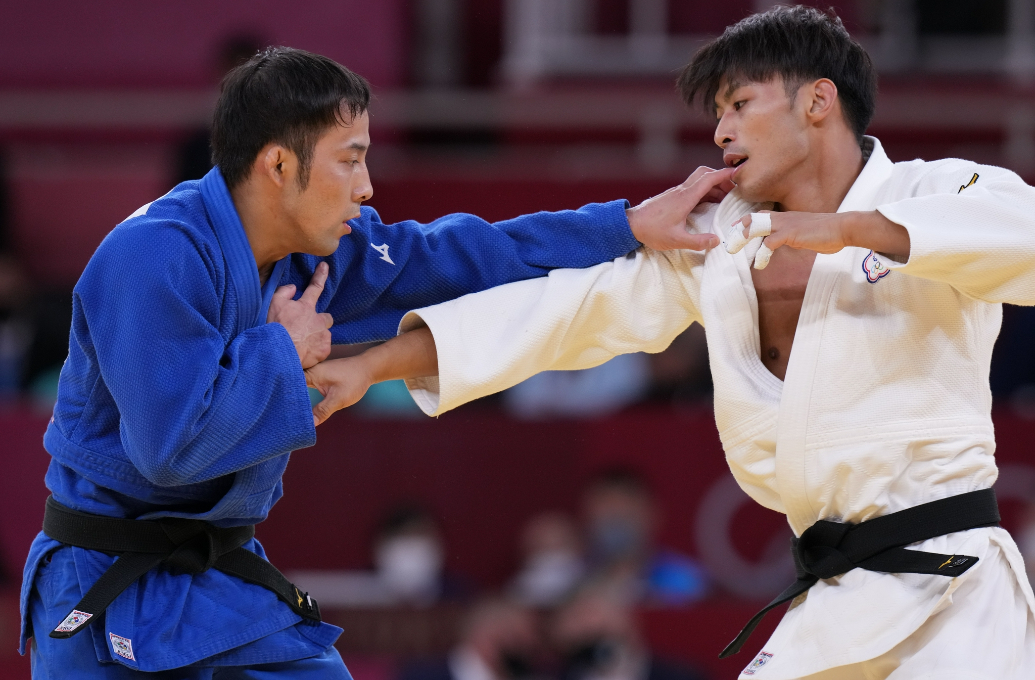 7月24日,日本选手高藤直寿(左)与中国台北选手杨勇纬在比赛中.