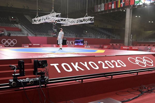 奥林匹克广播服务公司的工作人员在东京一处比赛场馆安装电视摄像机。（法新社）