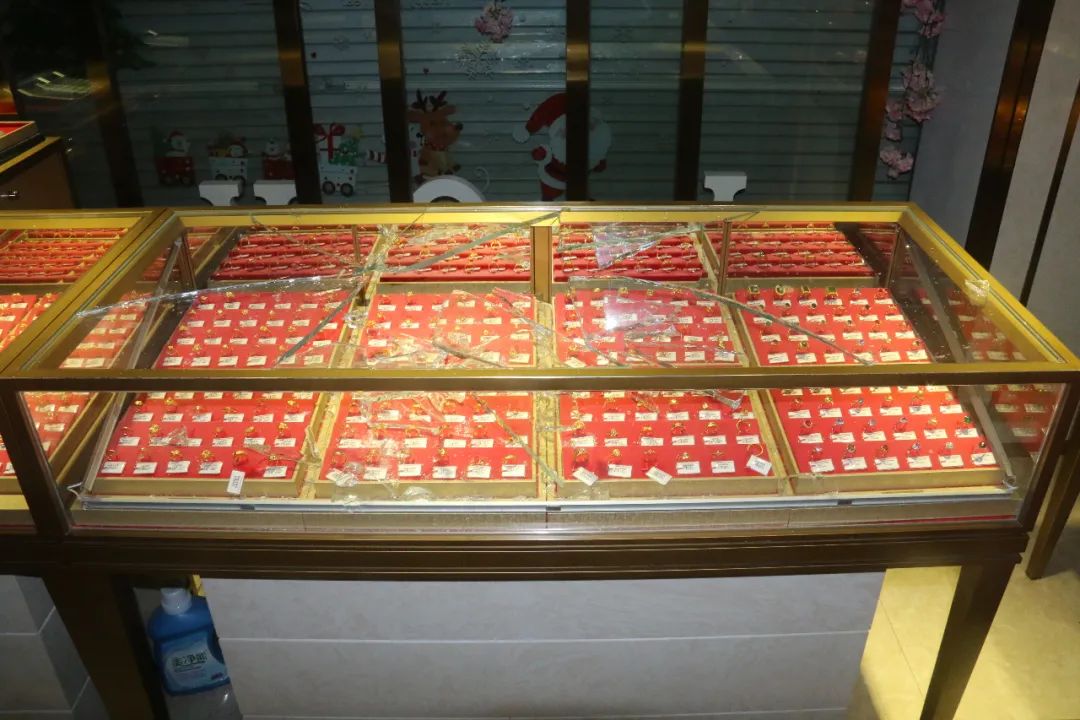 发现店铺的卷帘门遭破坏,店内摆放黄金的玻璃柜台被砸,价值30