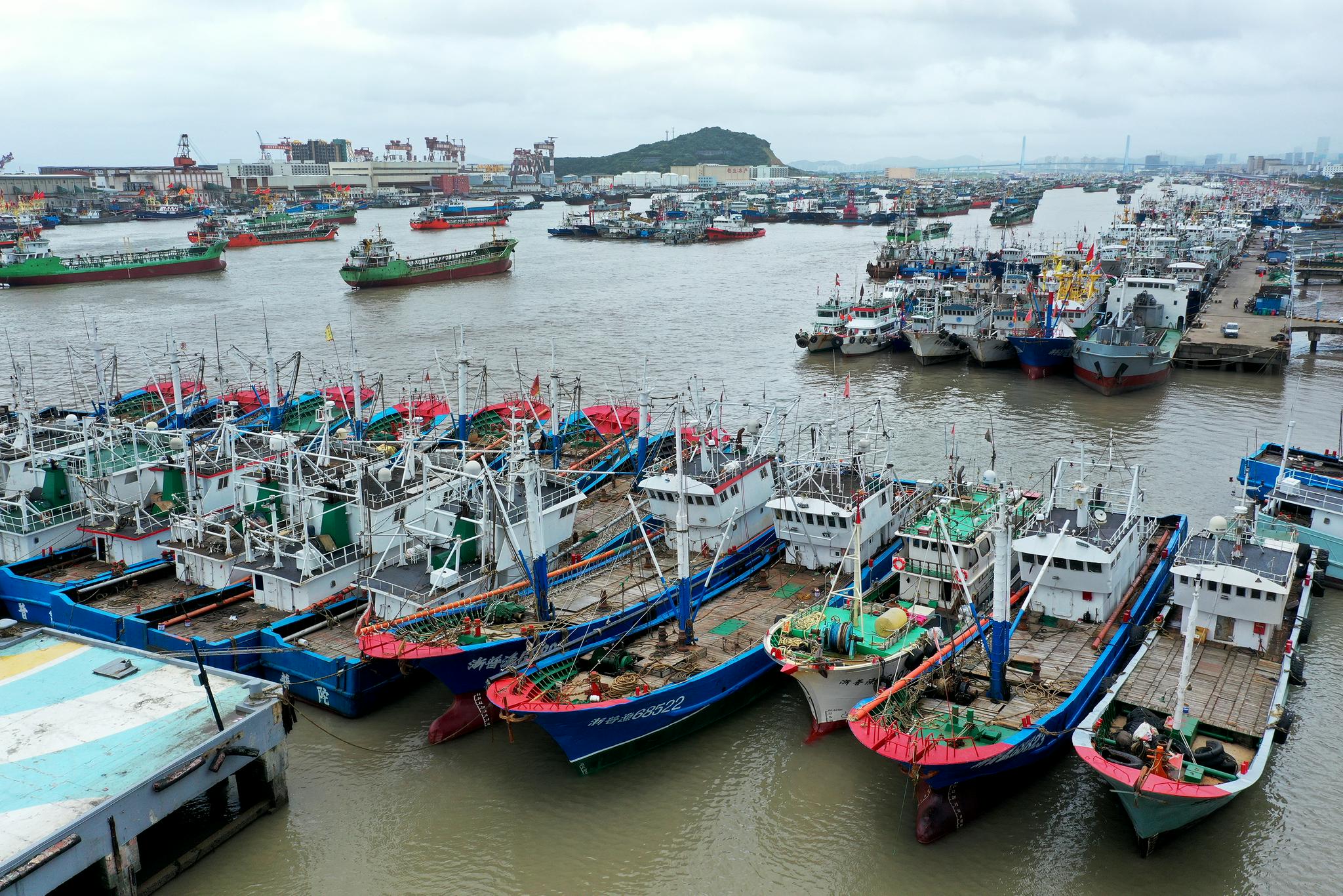 7月22日,大量渔船停靠在浙江省舟山市沈家门渔港.新华社发姚峰 摄