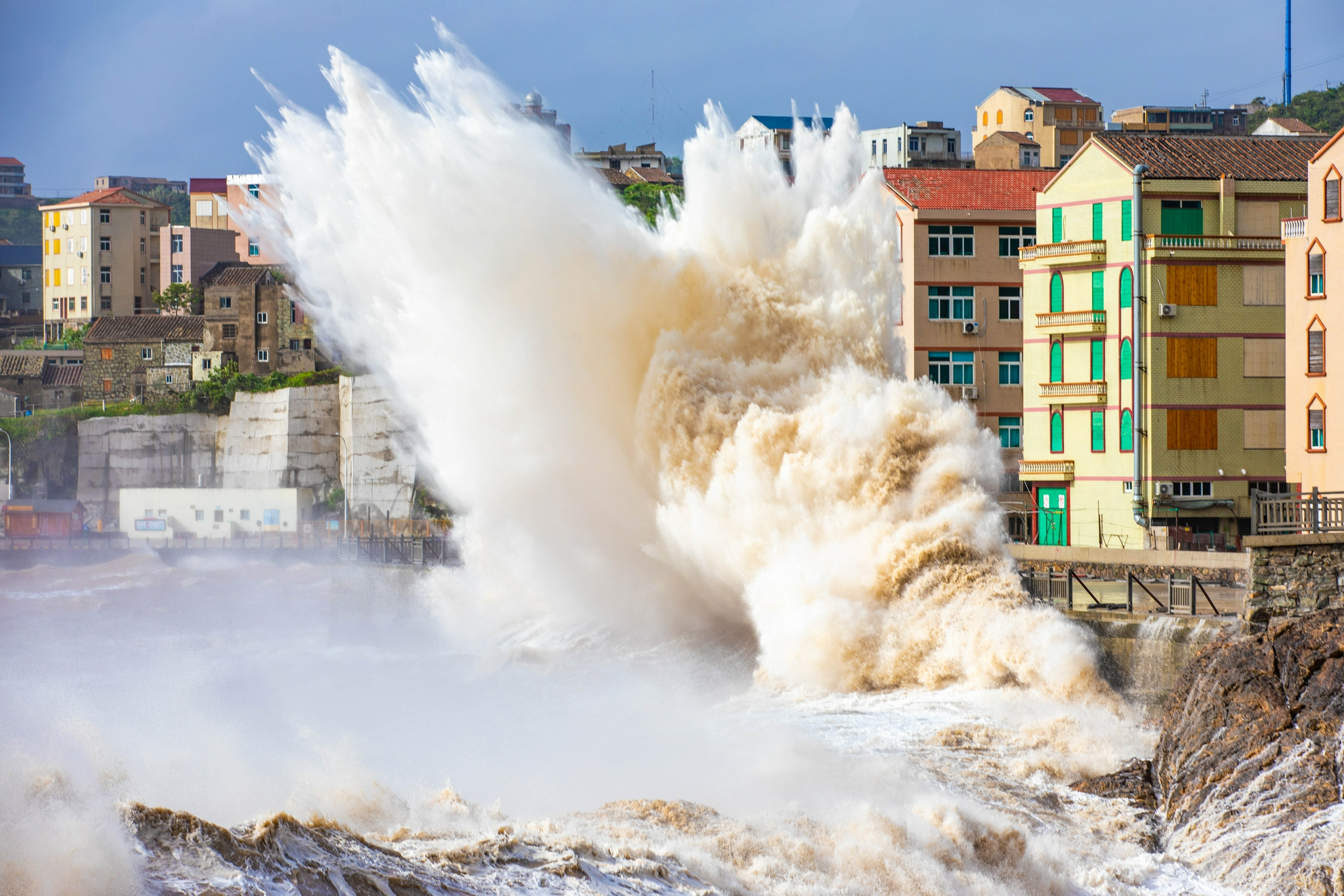 温岭:台风"烟花"掀起巨浪