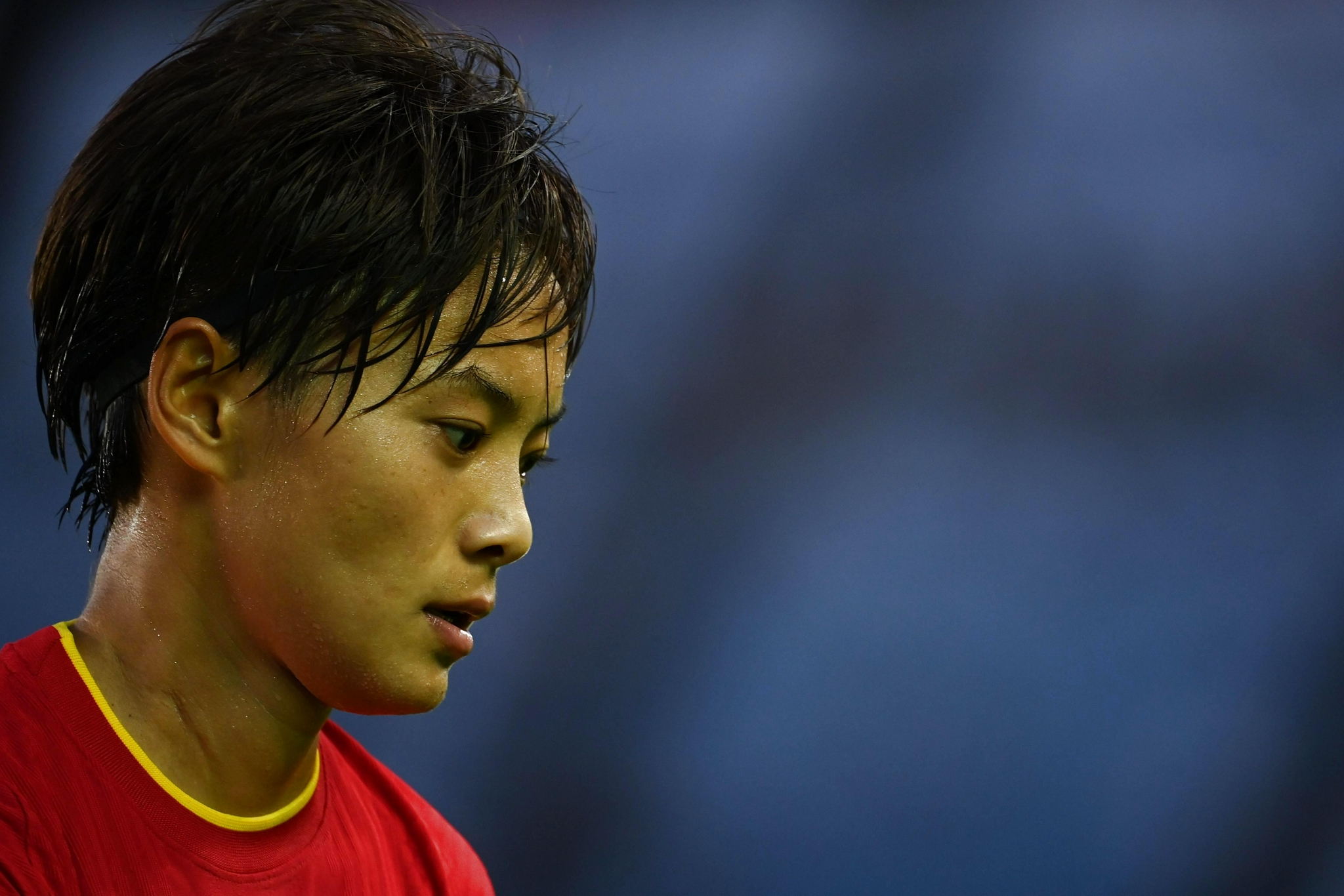 7月24日,中国队球员王霜(前)在比赛中射门.新华社记者 逯阳 摄