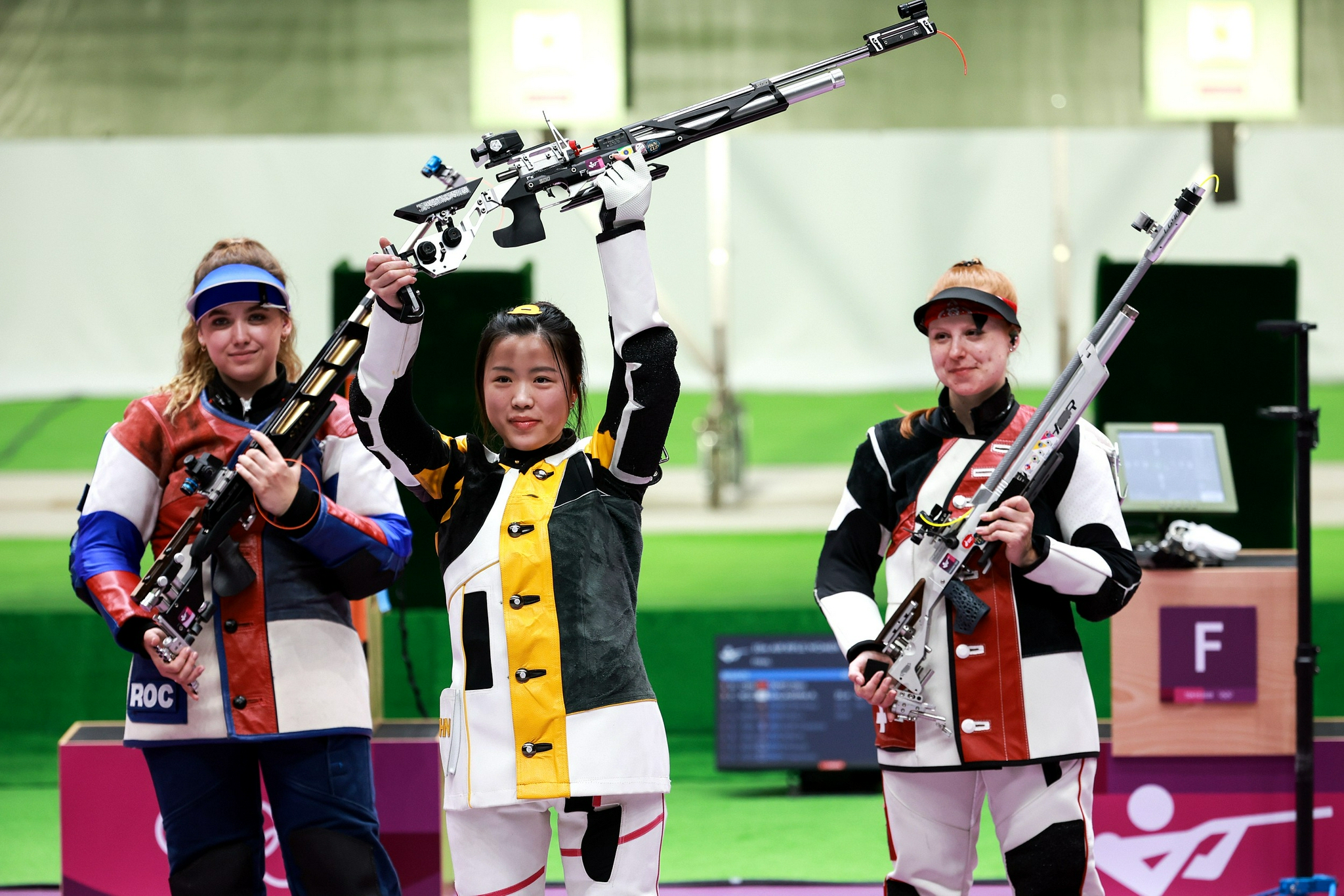 东京奥运领奖台上，自己戴上金牌的杨倩做出了这个动作休闲区蓝鸢梦想 - Www.slyday.coM