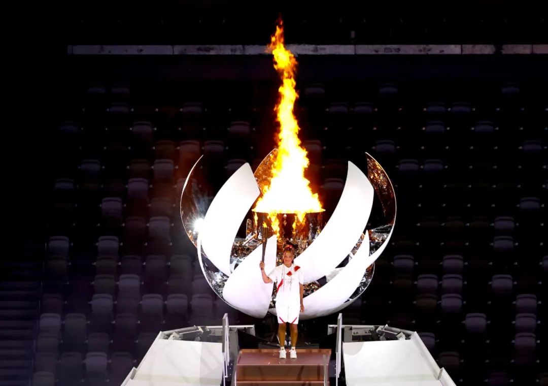 8 人"综合策划团队",包括了知名音乐人椎名林檎,编舞导演 mikiko,电通