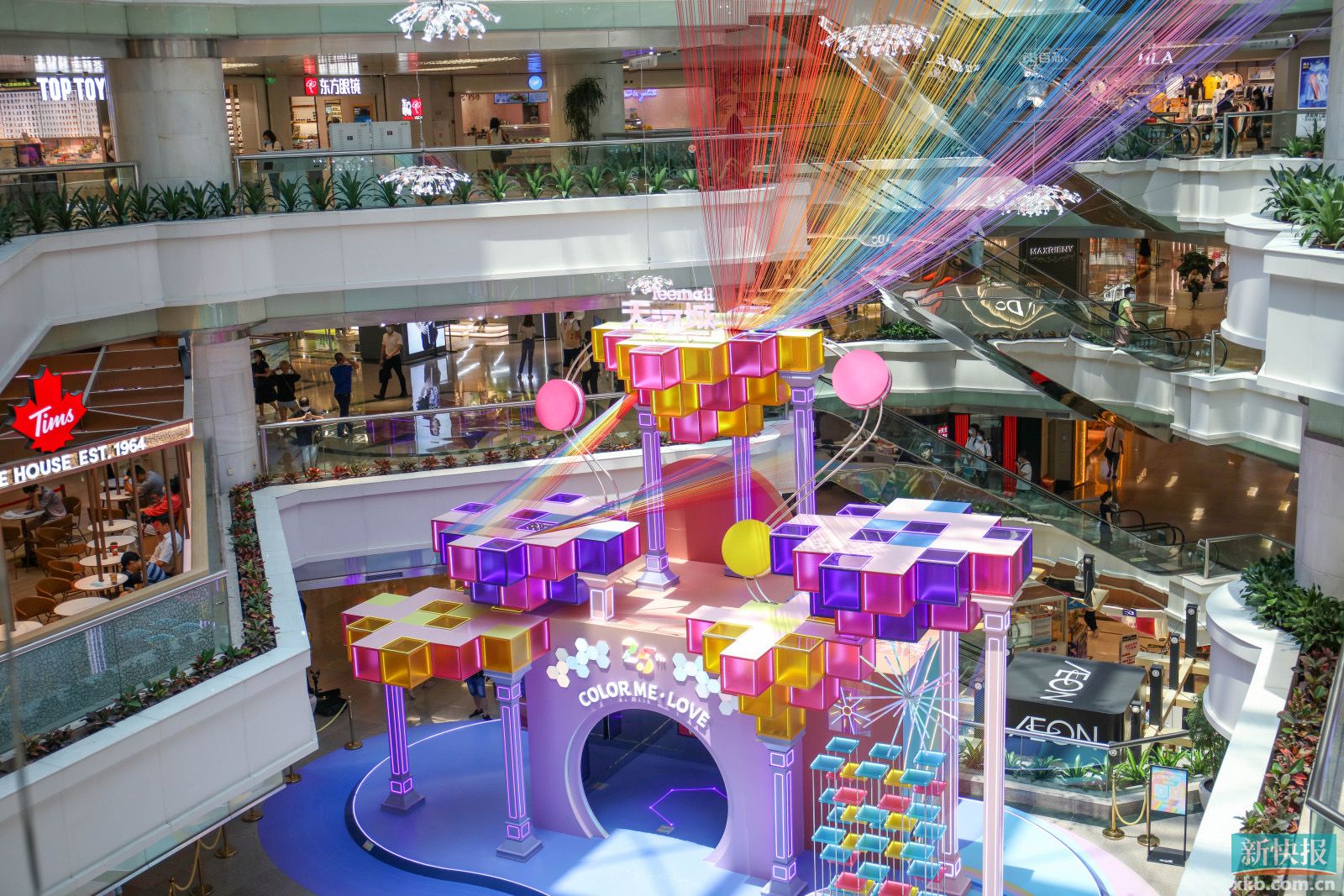 商场暑期展天河城25周年庆彩虹城堡大型主题展装置亮灯