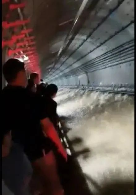女子郑州寻夫，同事眼睁睁看着他卷入地铁5号线激流！休闲区蓝鸢梦想 - Www.slyday.coM