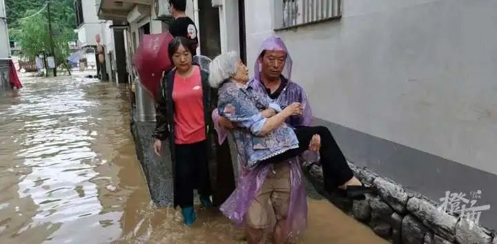 大章村妇女委员章叶和大章村抗台应急队成员章叶林，大水中转移受困群众