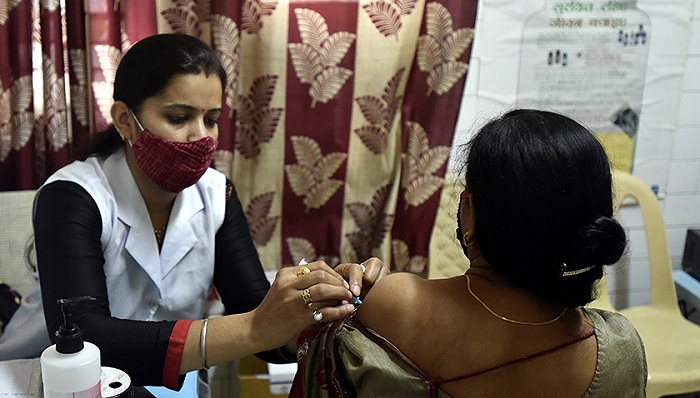 2021年7月21日，印度新德里，民众接种新冠疫苗。图片来源：视觉中国