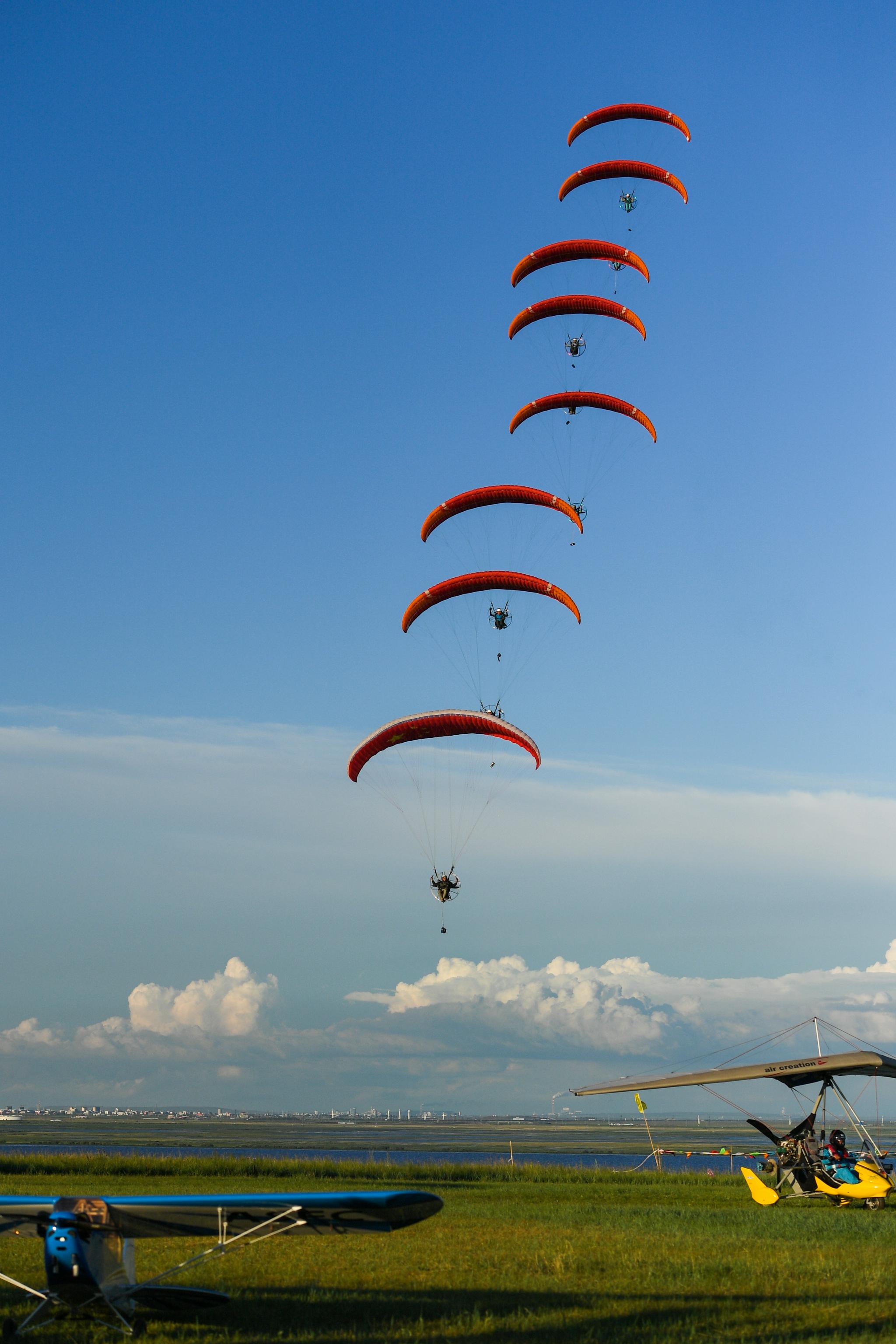 这是7月23日拍摄的动力滑翔伞飞行表演.新华社记者 刘磊 摄