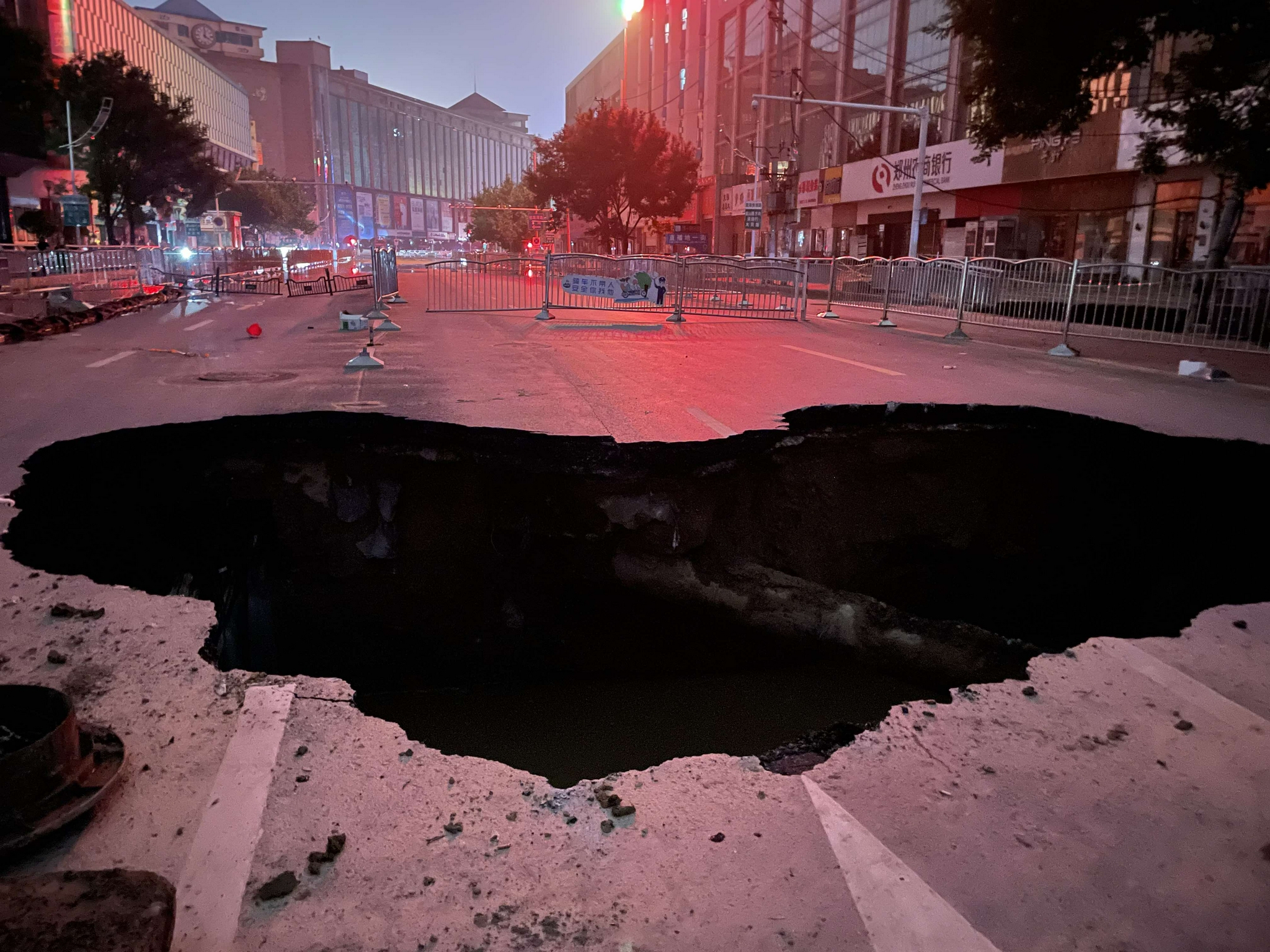 郑州大同宾馆有倒塌风险,周边已围挡禁行|大同市|郑州市_新浪新闻