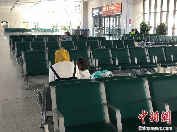 乘客在青海格尔木火车站候车准备去往拉萨。 中新网 左宇坤 摄