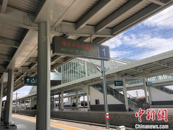 青海格尔木火车站站台。 中新网 左宇坤 摄