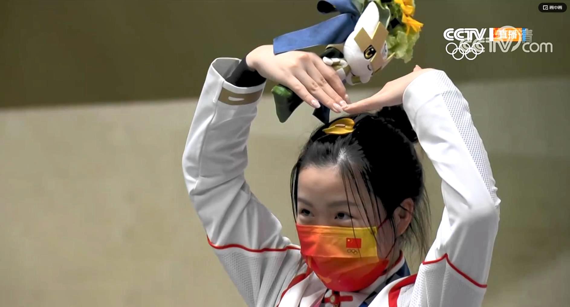 东京奥运领奖台上，自己戴上金牌的杨倩做出了这个动作休闲区蓝鸢梦想 - Www.slyday.coM