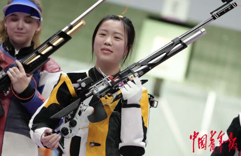 在颁奖台比心00后杨倩射落东京奥运会首金