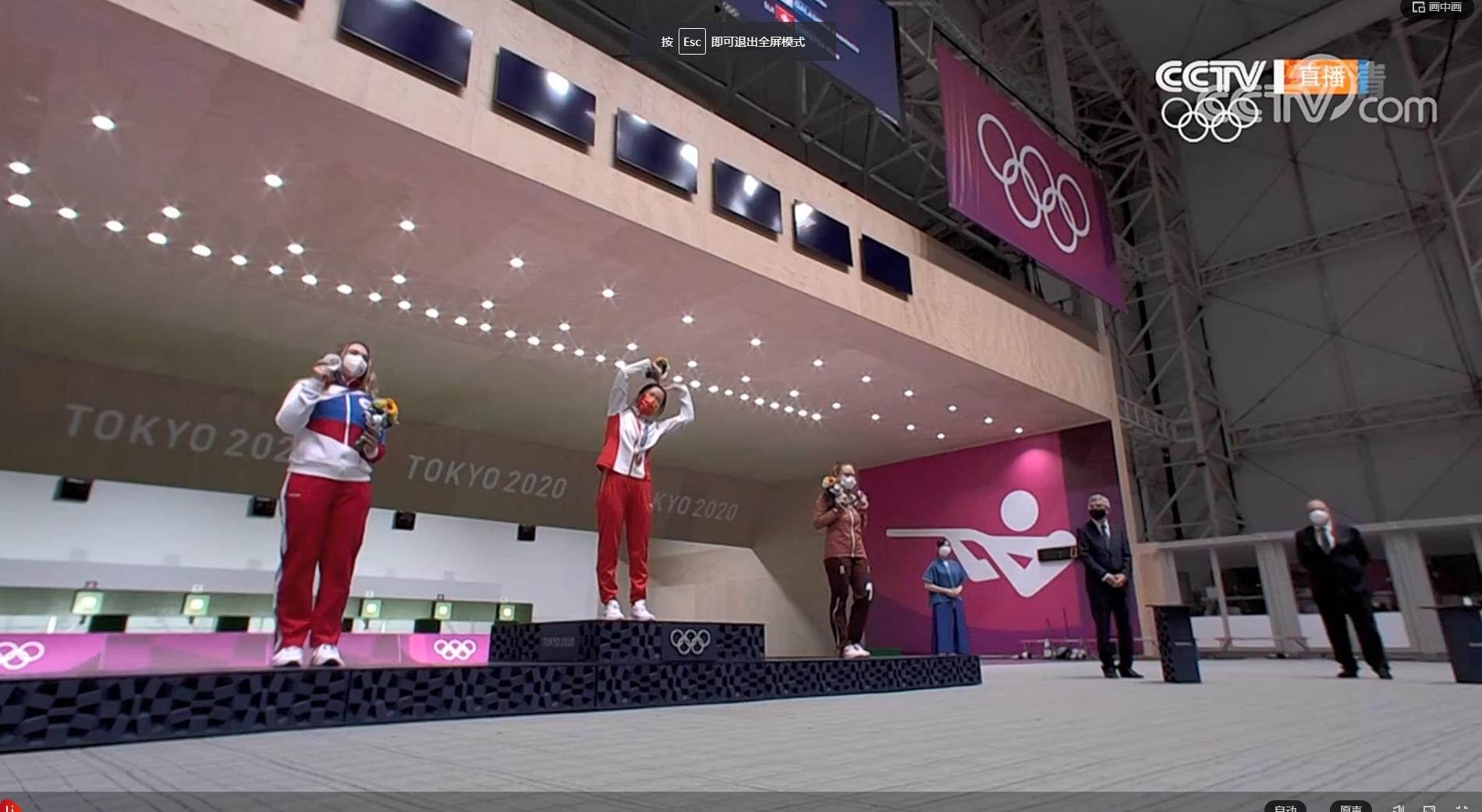 东京奥运领奖台上，自己戴上金牌的杨倩做出了这个动作休闲区蓝鸢梦想 - Www.slyday.coM