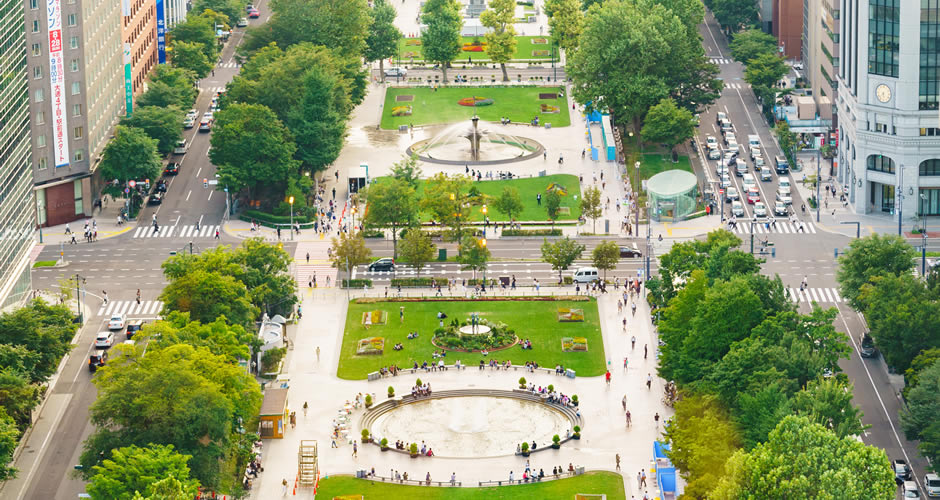 遍布美丽的花坛、草坪和树木。维基百科图