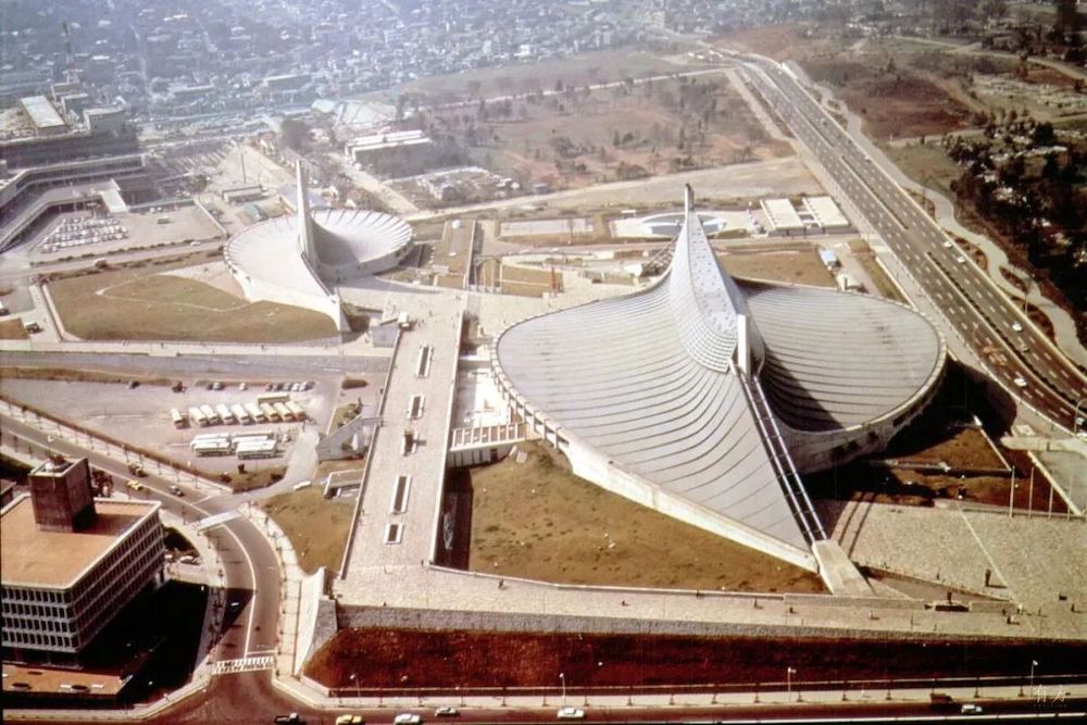 刚建成时，俯瞰“海螺”一般的造型。维基百科图