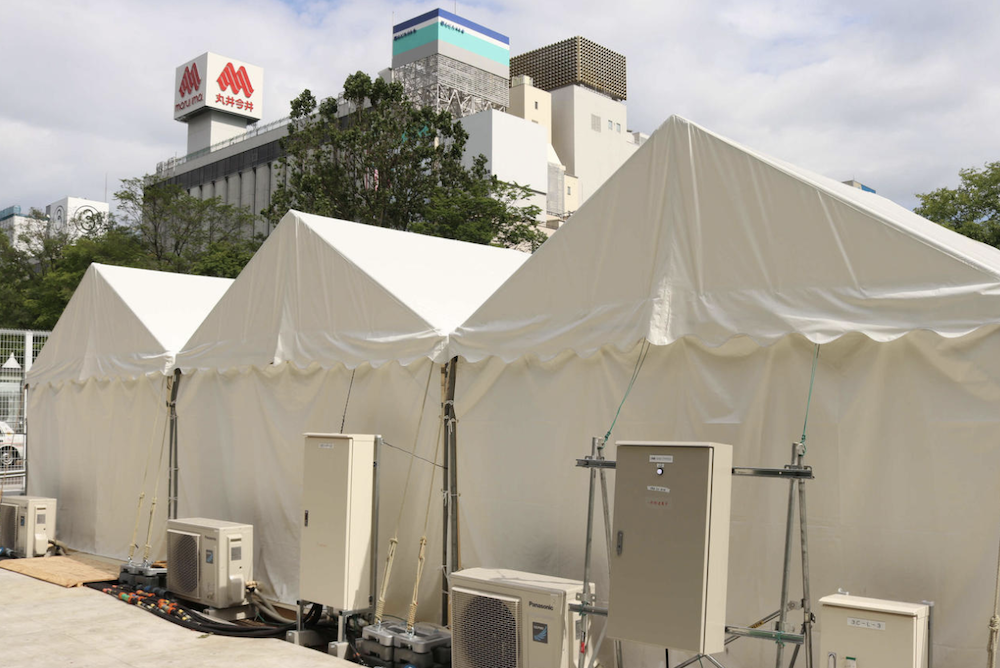 路的东侧将设置有白色帐篷，供运动员们更衣和休息。日刊sports图