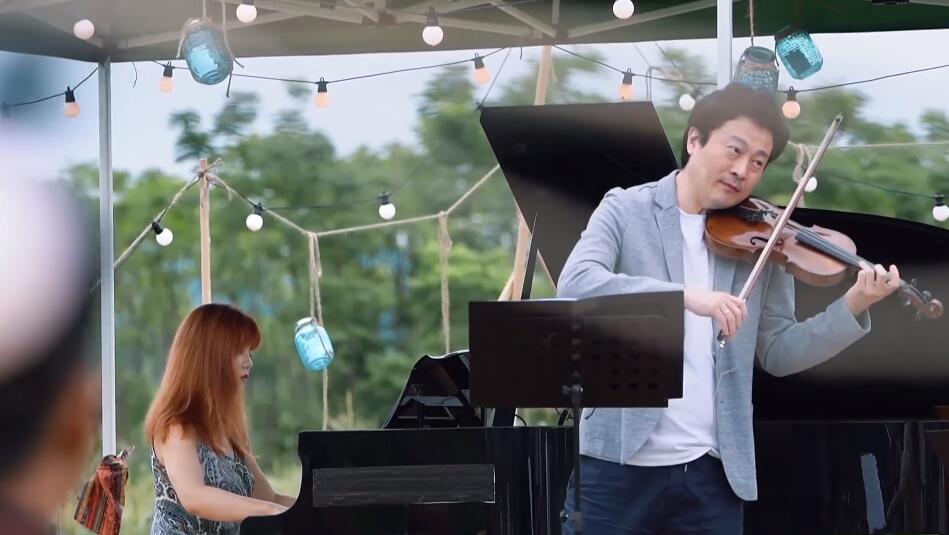 吕思清王弢欧阳娜娜陈萨田野合奏《我爱你中国》 何炅黄磊听得入迷