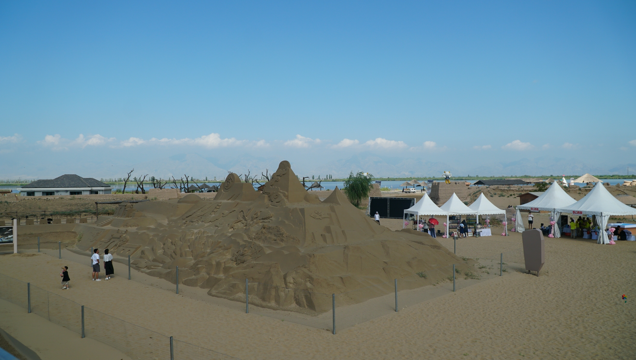 中国首个游戏主题沙雕群在沙湖与游客见面