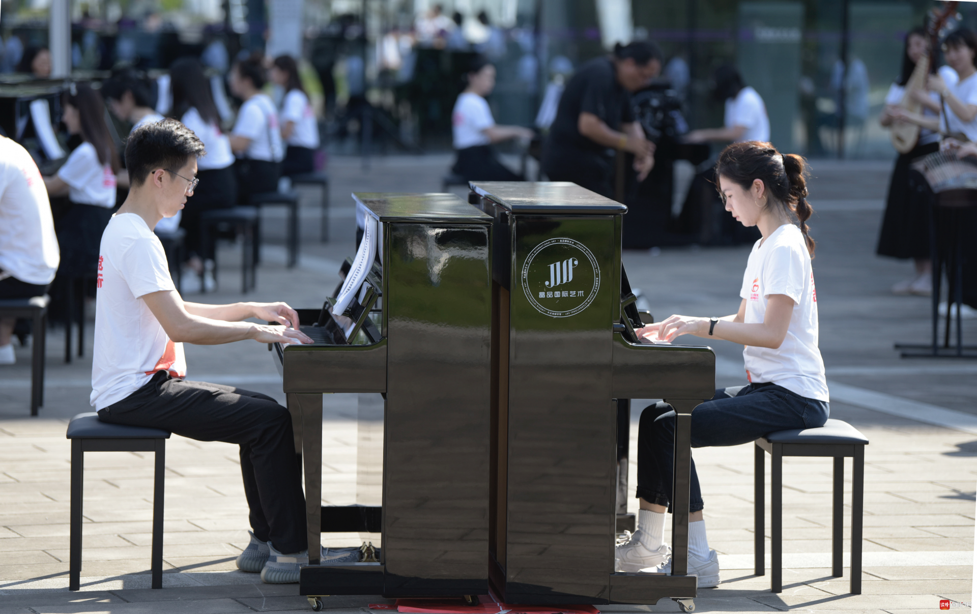 震撼东莞市百台钢琴共奏唱支山歌给党听