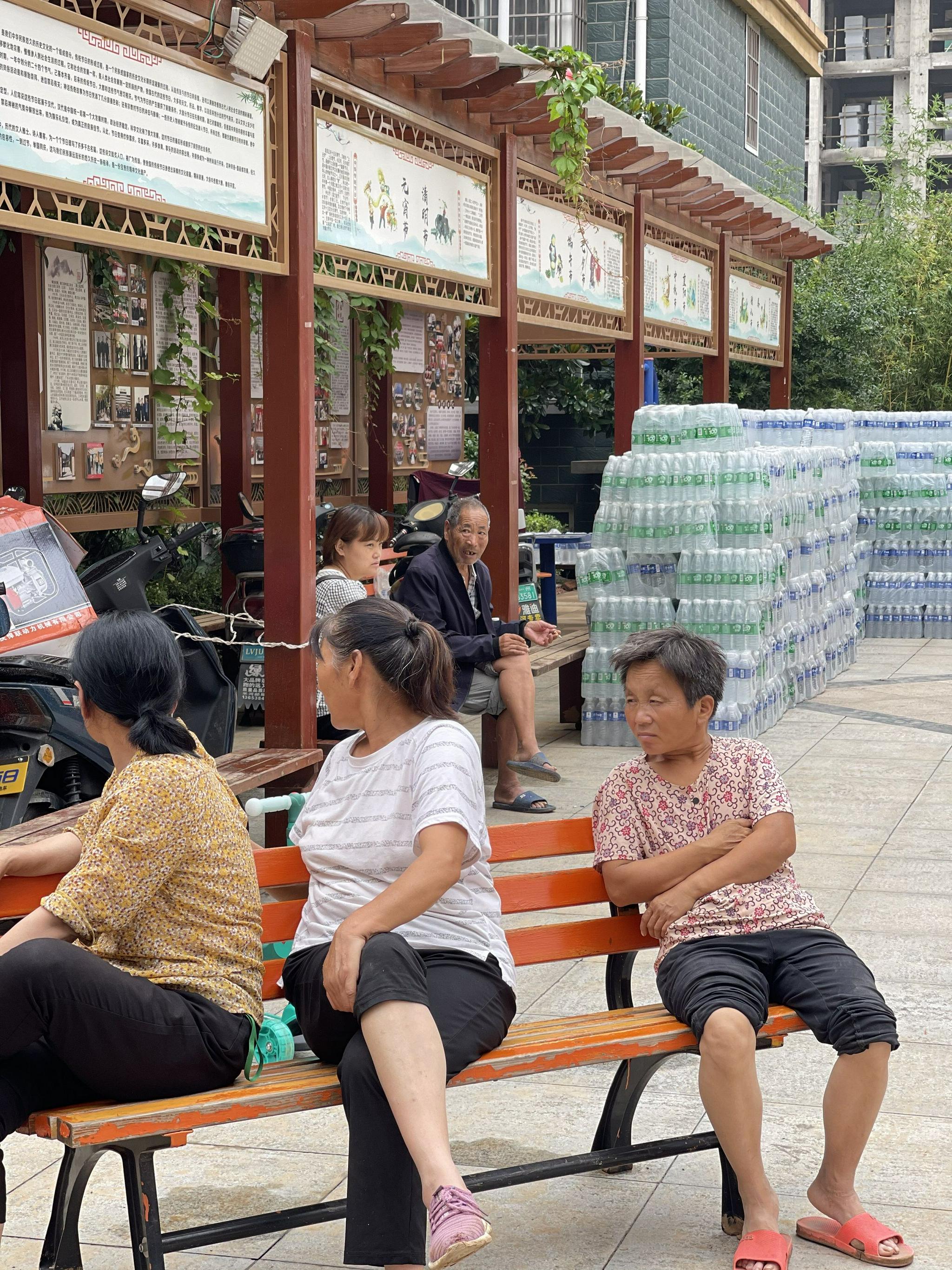 7月23日，村民正坐在路边聊天。新京报记者 王瑞文 摄